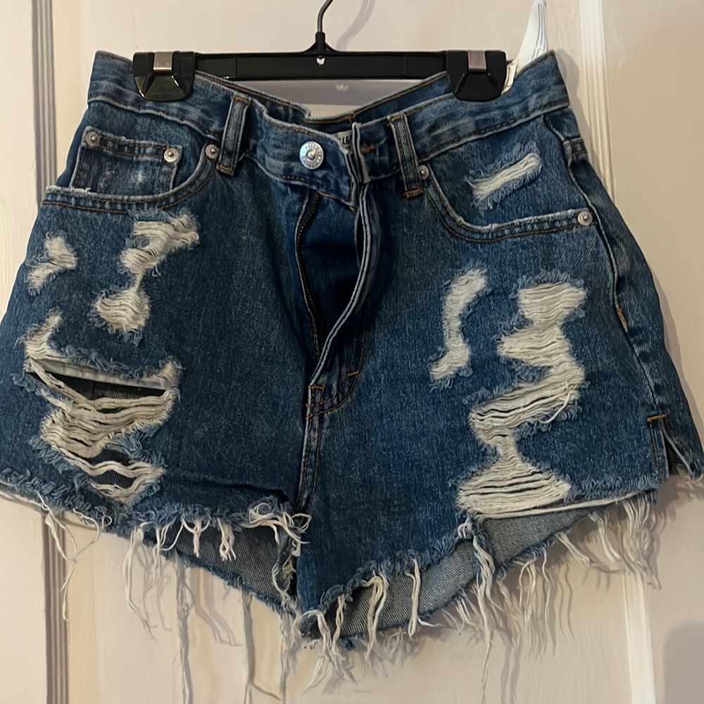 Pull and bear high waisted mom shorts distressed.